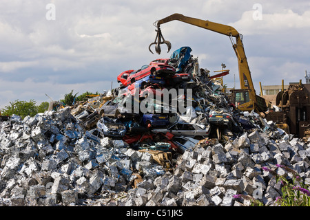 Unerwünschte alte Autos verschrottet und in Würfel schneiden zur Wiederverwertung Schrottplatz zerkleinert. JMH5096 Stockfoto