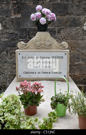 Das Grab von Louise Weber aka "La Goulue", Schöpfer des französischen CanCan nach der Inschrift in Friedhof Montmartre. Stockfoto