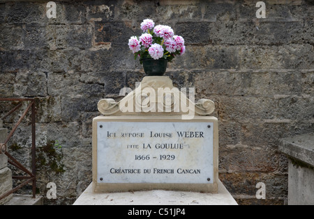 Das Grab von Louise Weber aka "La Goulue", Schöpfer des französischen CanCan nach der Inschrift in Friedhof Montmartre. Stockfoto