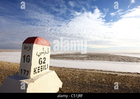 Afrika, Tunesien, Chott El Jerid, flach ausgetrockneten Salzsee, Autobahn zwischen Tozeur und Kebili, Entfernung Wegweiser Stockfoto
