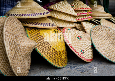 Stapel verschiedener chinesischer Reisbauer konische Hüte Stockfoto