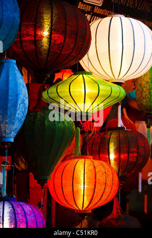 Bright farbig beleuchtete asiatischen Seidenlaternen zum Verkauf auf Markt in der Nacht Stockfoto