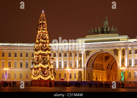 Russland. St. Petersburg. Weihnachtsbaum auf dem Schlossplatz. Bogen des Generalstabs. Stockfoto