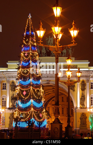 Russland. St. Petersburg. Weihnachtsbaum auf dem Schlossplatz. Bogen des Generalstabs. Laternen. Abendlicht. Stockfoto