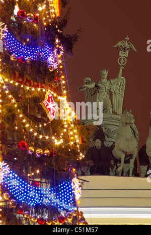 Russland. St. Petersburg. Weihnachtsbaum auf dem Schlossplatz. Wagen der Herrlichkeit auf dem Bogen des Generalstabs. Abendlicht. Stockfoto