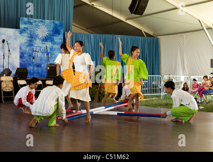 Tinikling (Philippine Volkstanz) Darsteller auf der Bühne - Smithsonian Folklife Festival, Washington, DC USA Stockfoto