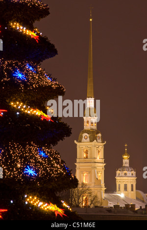 Russland. St. Petersburg. Weihnachtsbaum auf der Insel Basilevsky spucken. Peter-Pauls-Festung. Nachtlichter. Stockfoto