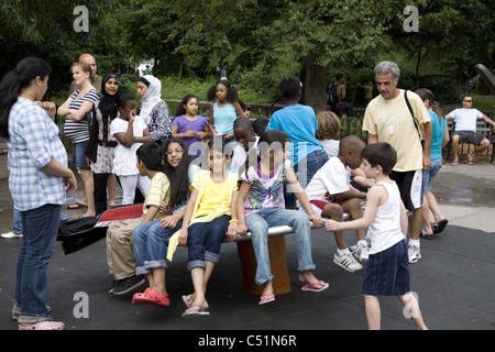 Kinder spielen auf dem Spielplatz Vanderbilt in Aussicht zPark, Brooklyn, New York. Stockfoto