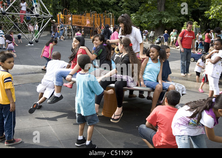 Kinder spielen auf dem Spielplatz Vanderbilt am Prospect Park in Brooklyn, New York. Stockfoto