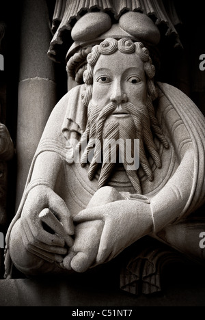 Diese Statue eines Mannes mit einem Schreibgerät hat komische Augen auf es durch ein Bypasser gezeichnet hatte.  Carnegie Mellon University. Stockfoto