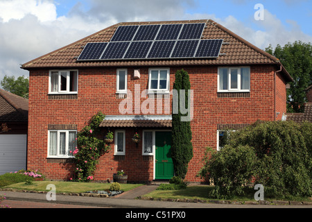 PV-Photo voltaic Sonnenkollektoren auf Einfamilienhaus in England UK Stockfoto