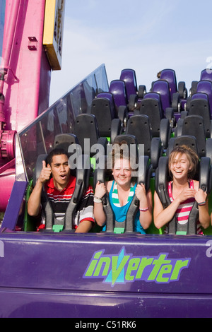 Teens Reiten Freizeitpark fahren Stockfoto