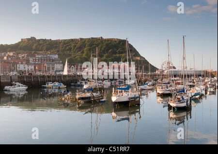 Scarborough Outer Harbour – Anlegestellen für Freizeitboote (Yachten und Boote, die in der Abendsonne festgemacht sind) und Burg – malerische North Yorkshire Coast, England, Großbritannien Stockfoto