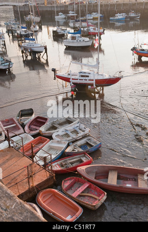 Scarborough Außenhafen Anlegestellen für Freizeitboote (Yachten & kleine Vergnügungsboote), die bei Ebbe im Schlamm festgemacht werden - North Yorkshire Coast, England, UK. Stockfoto