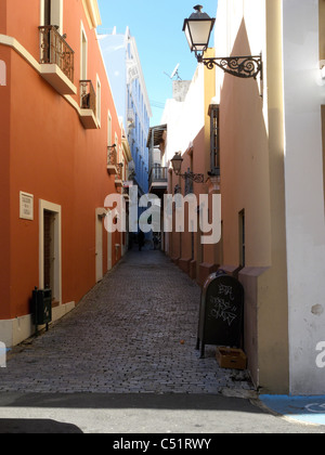 Bunte schmale Straße in Old San Juan, Puerto Rico Stockfoto