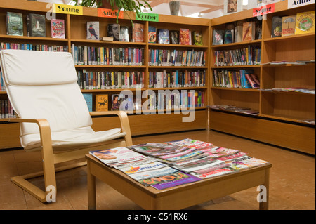 Öffentliche Zweigbibliothek Innenansicht (Spielbücher für junge Erwachsene, Bücherregale, Zeitschriften, Tisch, bequemen Stuhl) - Baildon, Yorkshire, England, Großbritannien Stockfoto