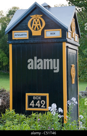 AA (Automobile Association) Box 442 & gelbes Logo Symbol Nahaufnahme (alte historische ikonische Straßenrand Telefon Kiosk) - Aysgarth, North Yorkshire, England, Großbritannien. Stockfoto