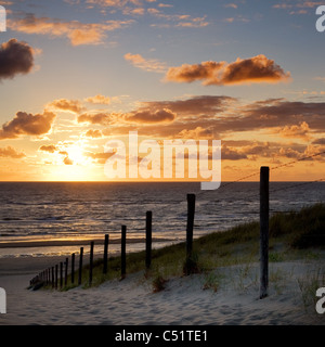 Fuß entlang der Küste bei Sonnenuntergang, Noordwijk - Niederlande Stockfoto