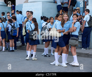 Schulmädchen in Uniform während einer Pause, Santa Clara, Kuba Stockfoto