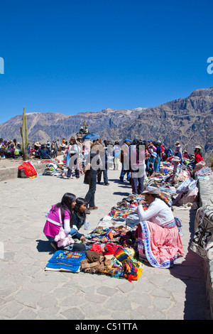 Touristen und lokalen Markt am Cruz del Condor, Colca Canyon, Peru Stockfoto
