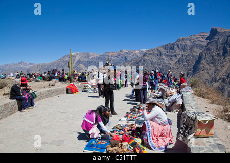 Touristen, die den lokalen Markt am Cruz del Condor, Colca Canyon, Peru Stockfoto