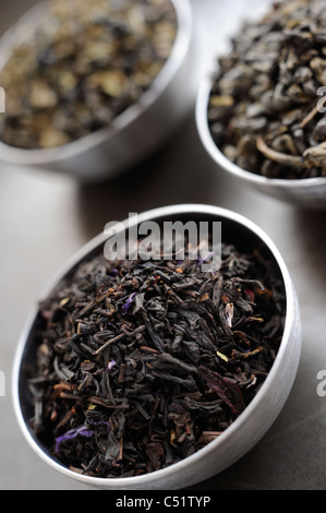 Auswahl an losen Blatt-Tees in Schälchen Stockfoto
