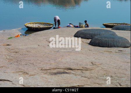 Coracle Boot Körbe am Tungabhadra Fluss in Hampi, Bundesstaat Karnataka, Indien. Stockfoto