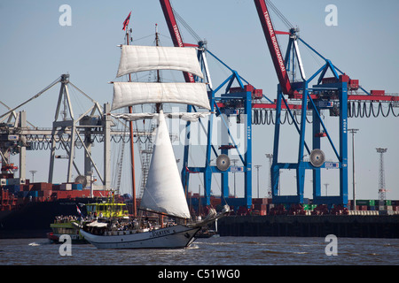 Segelboot und Container-Terminal, Hafen-Geburtstag 2011 in der freien und Hansestadt Stadt Hamburg Stockfoto