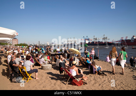 Überfüllten Strand-Bar am Fluss Elbe Ufer in Övelgönne, Hanse Stadt Hamburg, Deutschland, Europa Stockfoto