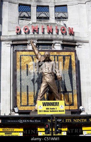 Gigantische Statue von Freddie Mercury, der Königin, auf dem Dominion Theatre für die We Will Rock You, das Musical London England UK Stockfoto