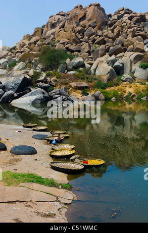 Coracle Boot Körbe am Tungabhadra Fluss in Hampi, Bundesstaat Karnataka, Indien. Stockfoto