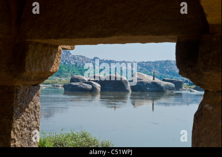 An der Anlegestelle am Fluss Tungabhadra von Hampi zu durchqueren Stockfoto