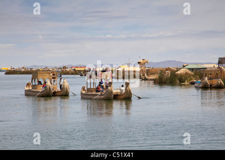 Touristen werden in traditionellen Reed Boote am Titicacasee, Peru gerudert Stockfoto