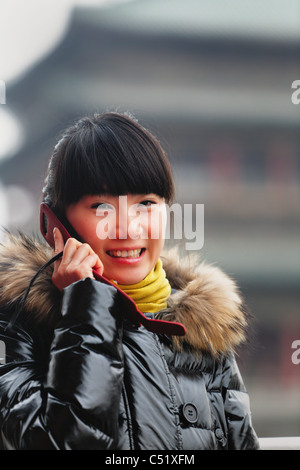 Nahaufnahme einer chinesischen Frau mit einem Mobiltelefon, Stadt Xian, China Stockfoto