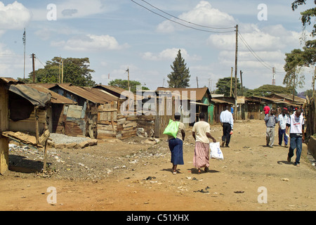 Feldweg in den Slums von Nairobi, Kenia, Afrika, mit Hütten Stockfoto