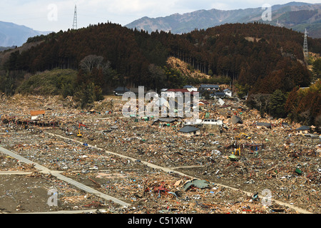 Luftaufnahme des zerstörten entlang der nordöstlichen Küste von Japan nach einem schweren Erdbeben und Tsunami 25. März 2011. Stockfoto