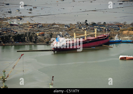 Luftaufnahme des zerstörten entlang der nordöstlichen Küste von Japan nach einem schweren Erdbeben und Tsunami 25. März 2011. Stockfoto