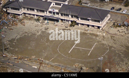 Luftaufnahme des zerstörten entlang der nordöstlichen Küste von Japan nach einem schweren Erdbeben und Tsunami. Stockfoto