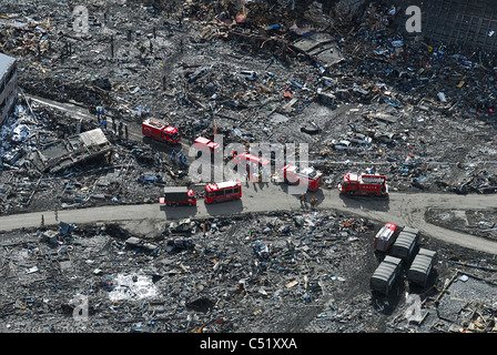 Luftaufnahme des zerstörten entlang der nordöstlichen Küste von Japan nach einem schweren Erdbeben und Tsunami. Stockfoto