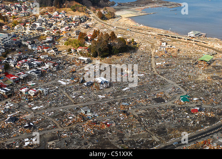 Luftaufnahme des zerstörten entlang der nordöstlichen Küste von Japan nach einem schweren Erdbeben und Tsunami. Stockfoto