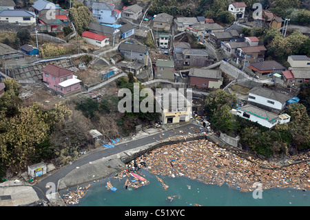 Luftaufnahme des zerstörten entlang der nordöstlichen Küste von Japan nach einem schweren Erdbeben und Tsunami 14. März 2011. Stockfoto