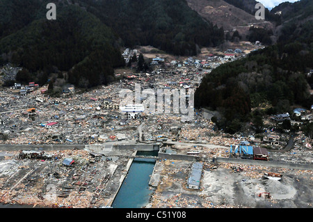 Luftaufnahme des zerstörten entlang der nordöstlichen Küste von Japan nach einem schweren Erdbeben und Tsunami. Stockfoto