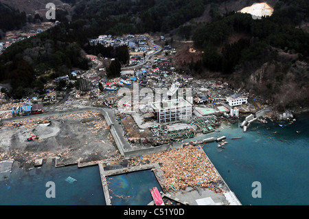 Luftaufnahme des zerstörten entlang der nordöstlichen Küste von Japan nach einem schweren Erdbeben und Tsunami. Stockfoto