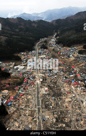 Luftaufnahme des zerstörten entlang der nordöstlichen Küste von Japan nach einem schweren Erdbeben und Tsunami. Stockfoto