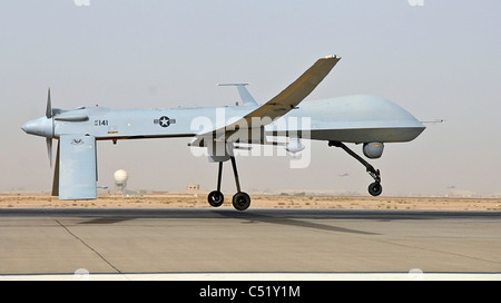 Eine MQ-1 b Predator-Drohne zieht von Balad Air Base, Irak. Stockfoto