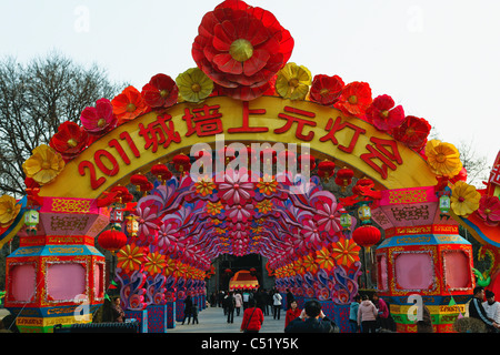 Tunnel der Chinese New Year Dekoration an der Xian Stadt Wände, Shaanxi, China Stockfoto