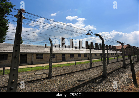 Ehemaligen KZ Auschwitz 1 und heute ein staatliches Museum - Elektrozäune vor dem camp Küchen Stockfoto