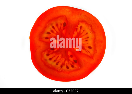 Scheibe Tomate (Solanum Lycopersicum / Lycopersicon Esculentum) auf weißem Hintergrund Stockfoto