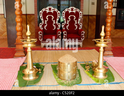 Nirapara und Nilavilakku - traditionelle Ehe Rituale im indischen Hindu-Hochzeit Stockfoto