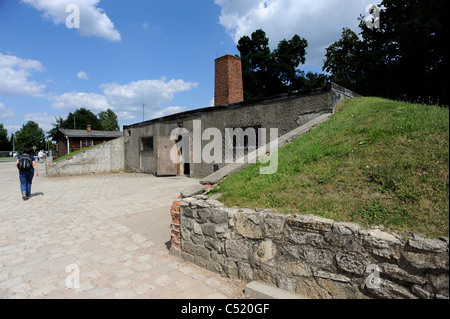 Ehemaligen KZ Auschwitz 1 und heute ein staatliches Museum - Tourist geht vorbei an der Gaskammer und Krematorium Stockfoto